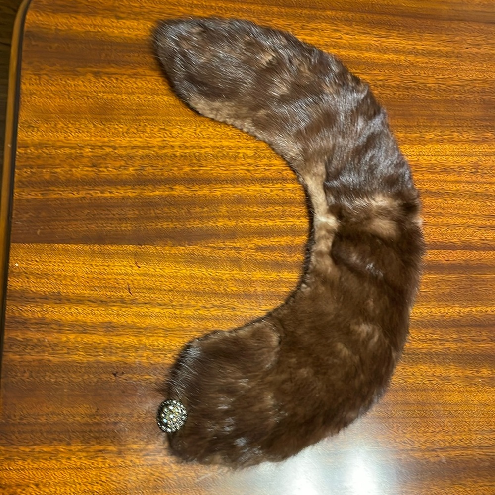 Fur collar with rhinestone button